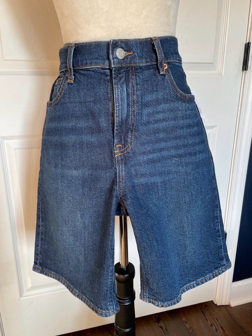NWT GAP Women’s high rise Blue Denim Jean Shorts - Classic Five-Pocket Style